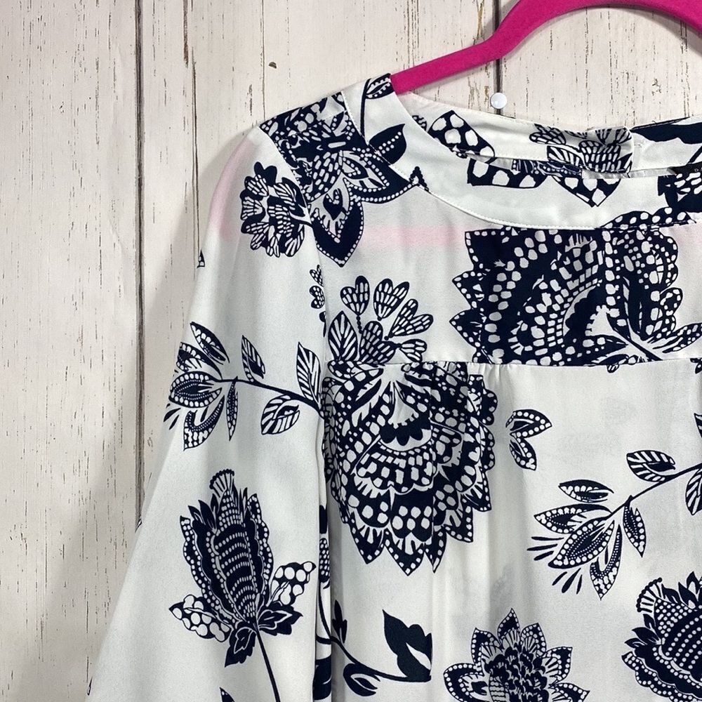 Banana Republic White Navy Floral Blouse 3/4 Sleeve Button Back Classic Size S - Picture 2 of 15